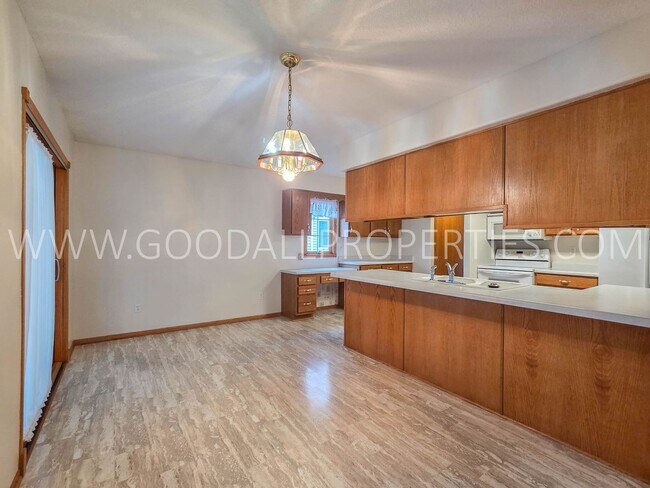 Foto del edificio - Spacious 5-Bedroom Ranch in the Heart of Waukee