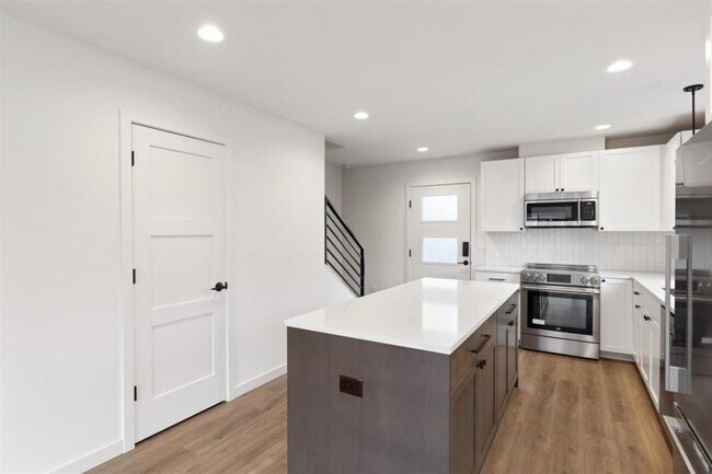 Foto del edificio - 8045-B Interlake Ave N