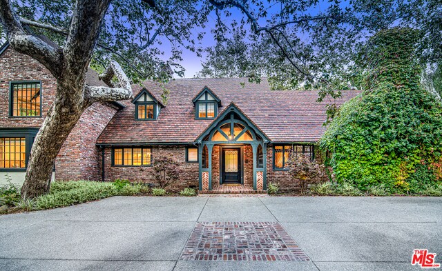 Foto del edificio - 1524 Stone Canyon Rd