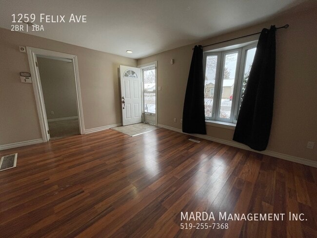 Building Photo - COZY 2 BDRM 1BATH HOUSE W/FENCED IN YARD! ...