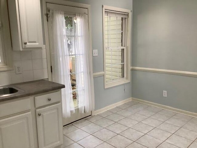 Building Photo - 2 BR 2.5 BTH Townhouse off Wards Ferry Rd
