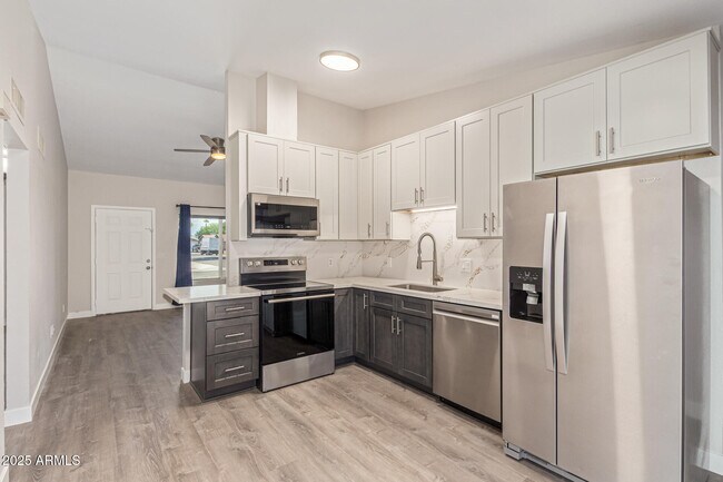 Building Photo - 502 E Sequoia Dr