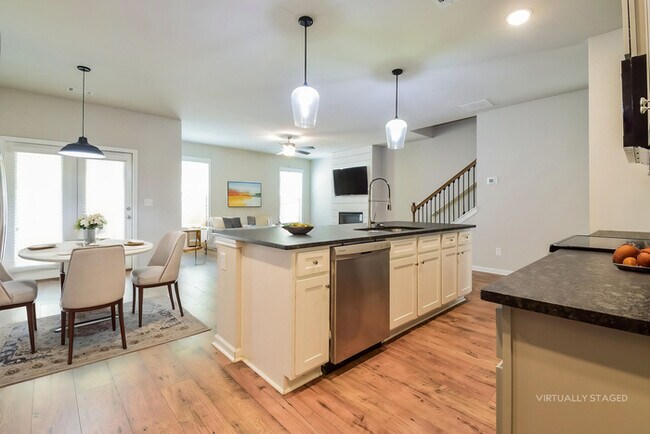 Building Photo - 1015 Smoky Mountain Springs Ln