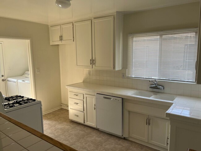 Foto del edificio - 3 bedroom home in Lakewood now ready to rent!