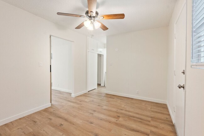 Building Photo - Catalina Apartments