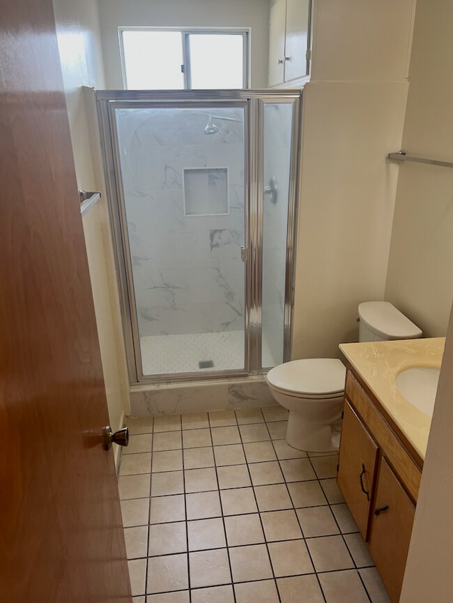Bathroom 1 accessible from hallway - 3262 Montrose Ave