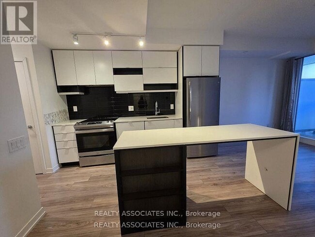 Photo du bâtiment - 4065 Confederation Pkwy