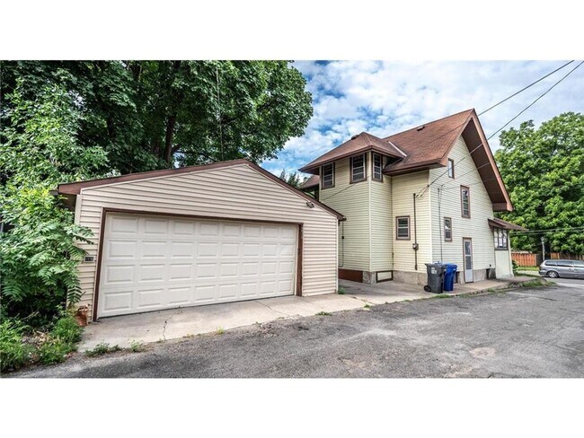 Foto del edificio - August 1st 2026- Large 5 Bedroom Single Fa...