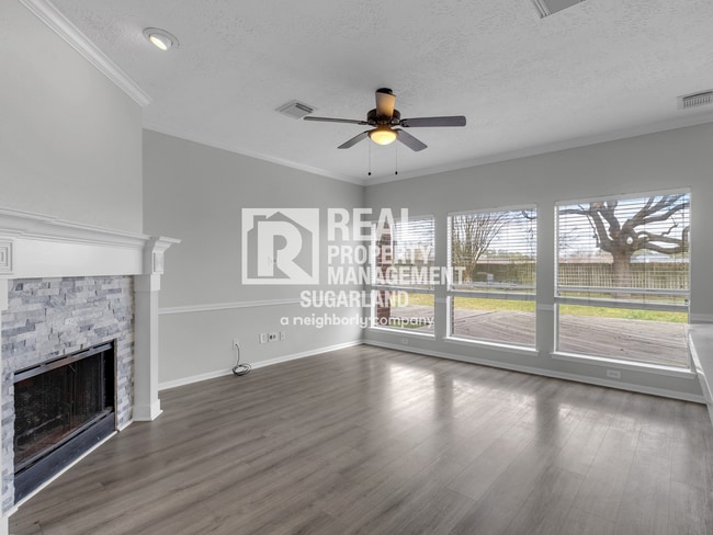 Building Photo - Executive Living in the Heart of Sugar Land