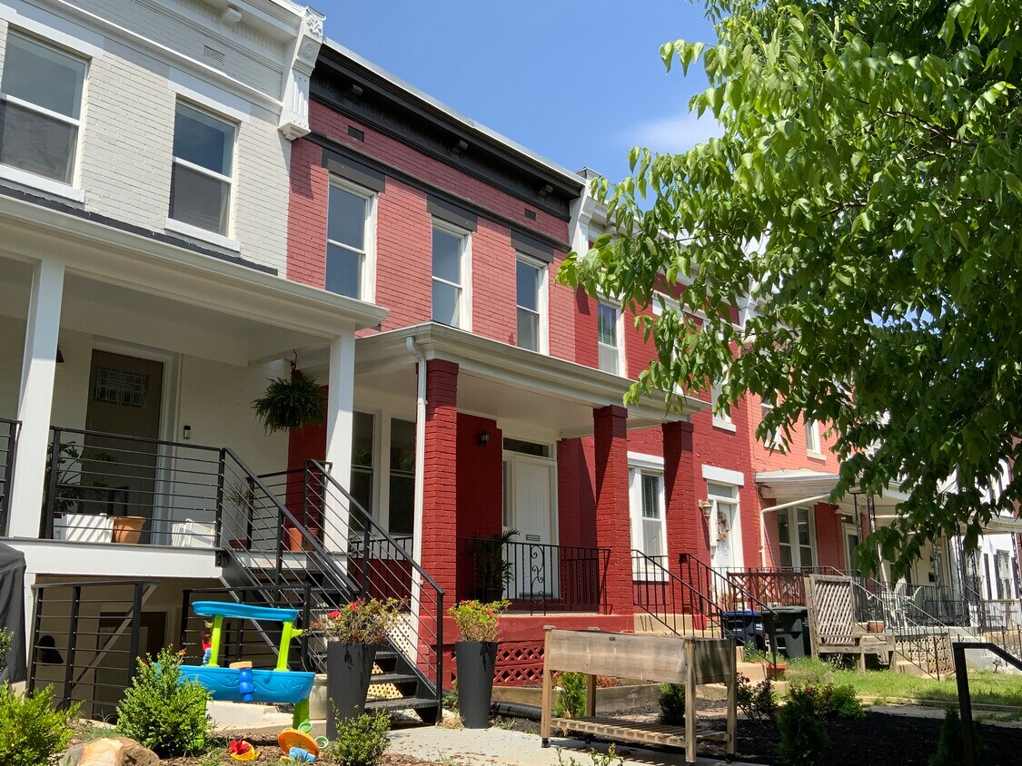 Primary Photo - 230 R St NE