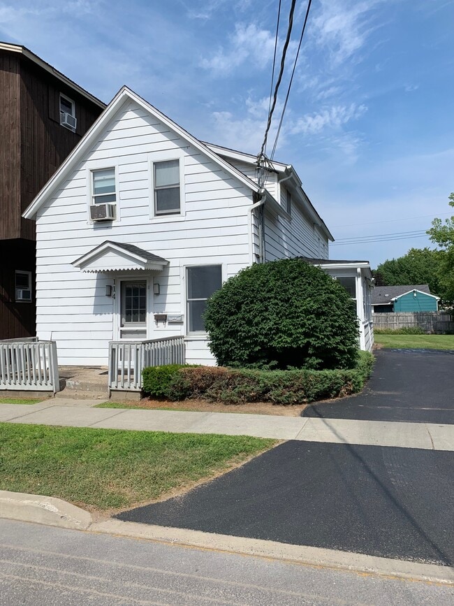 Building Photo - 114 Montcalm Ave