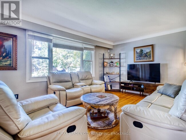 Building Photo - 12 Princeway Dr