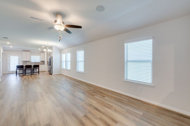 Building Photo - Beautiful 3/2/2 single story home in Venta...
