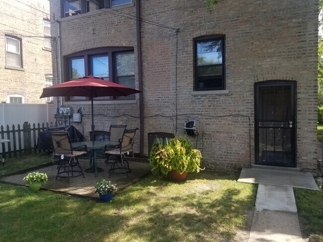 Patio interior - 12954 Maple Ave
