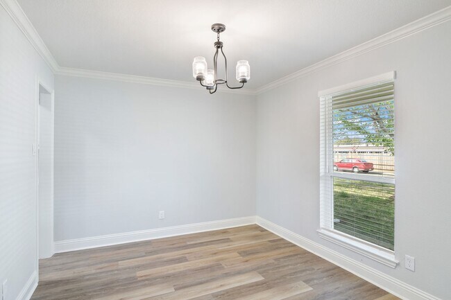 Building Photo - GORGEOUS 3 BEDROOM HOME LOCATED IN BEDFORD...