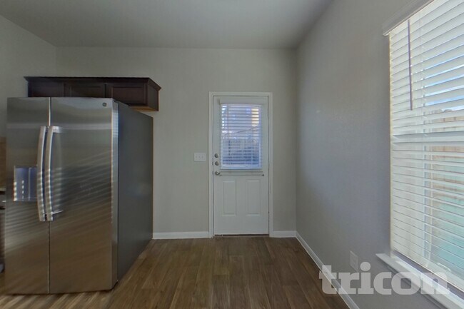 Foto del edificio - 15012 Custis Ln