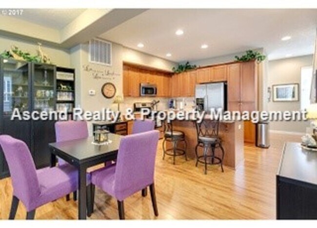 Foto del edificio - **Move In Special** Heart of Hillsboro HiTech 3 Bed Townhome Attached Garage 1 Small Pet w/Pet Rent