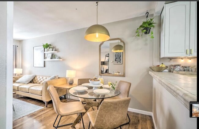 Foto del edificio - 504 N Rosemary Ln
