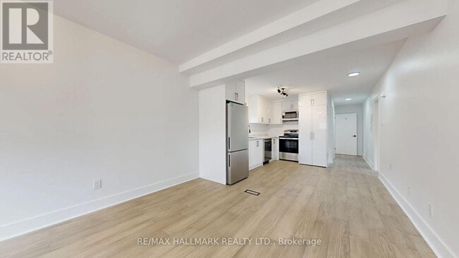 Photo du bâtiment - 663 Sheppard Ave W