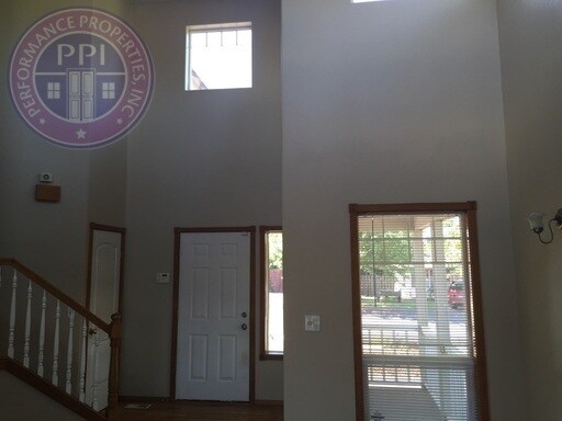 Foto del edificio - Oregon City Two Level Home with Large Backyard Pet Welcome