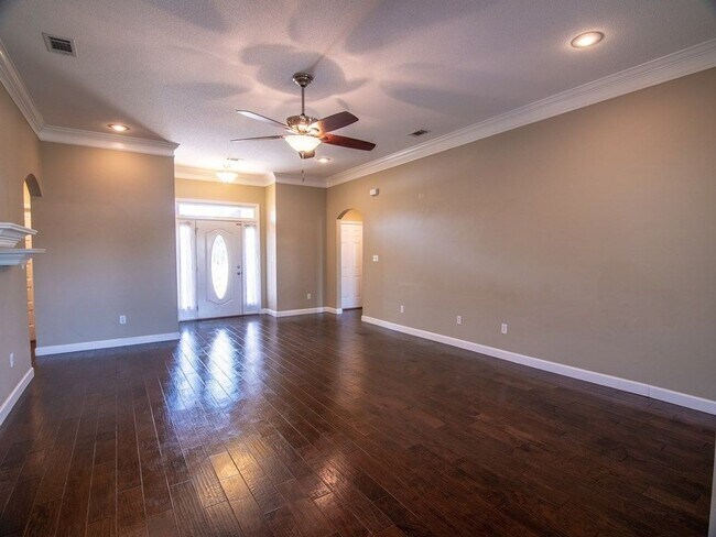 Building Photo - Spacious 3-Bedroom Home with Modern Amenit...
