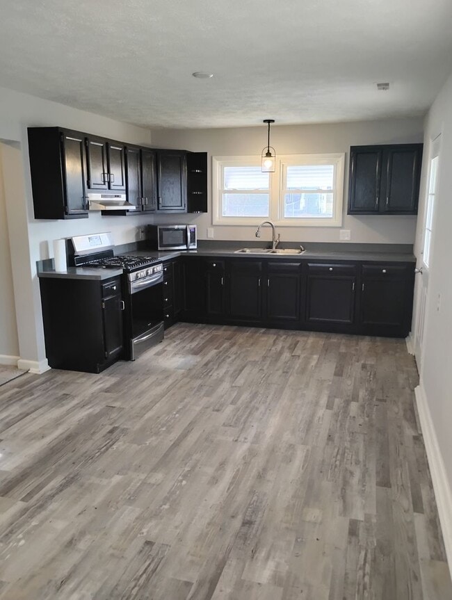 Foto del edificio - 4 Bedroom 1 Bath