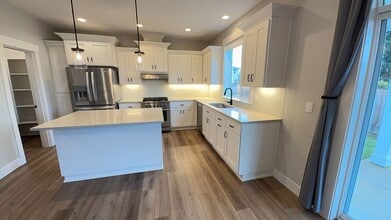 Building Photo - 1001 Keystone Loop NE