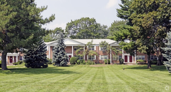 Building Photo - Summit Manor