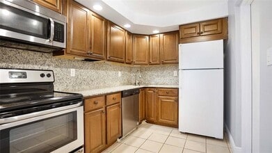 Building Photo - 3111 Oakland Shores Dr