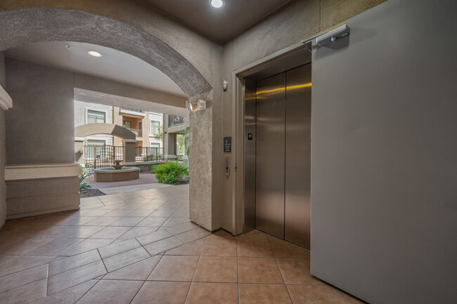 Foto del edificio - Luxury condo for rent near Town of Paradis...
