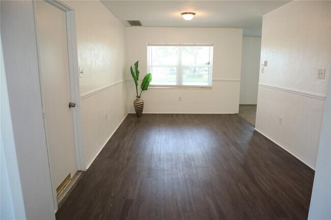 Building Photo - 1310 Russell Dr N