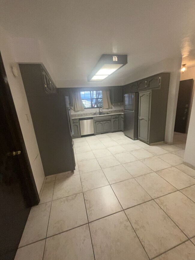 Building Photo - 1052 Monte Largo Dr NE