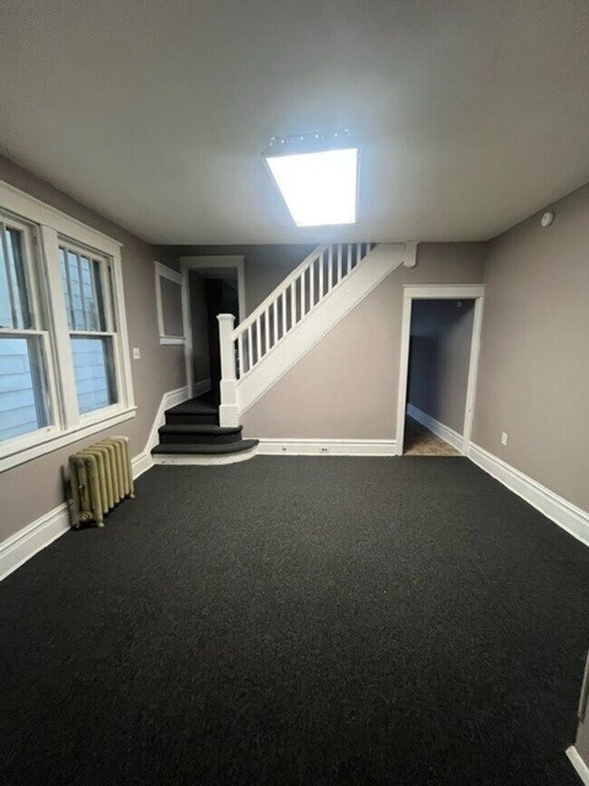 Building Photo - 4 bedroom 1 bathroom