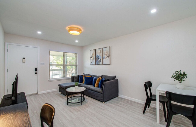 Foto del edificio - 845 Augusta Dr