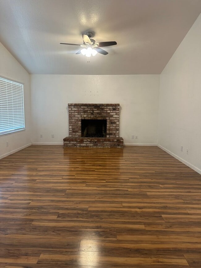 Building Photo - Beautiful Single Story Home Ready To Be Ca...