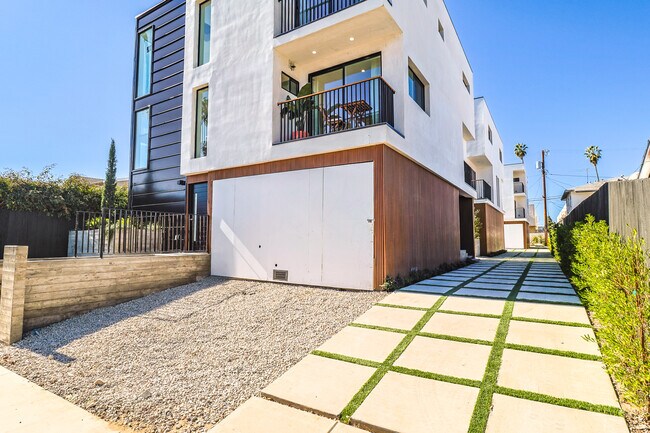 Building Photo - 923 N Mariposa Ave