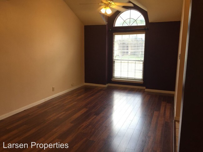 Building Photo - 8147 Oak Island Dr