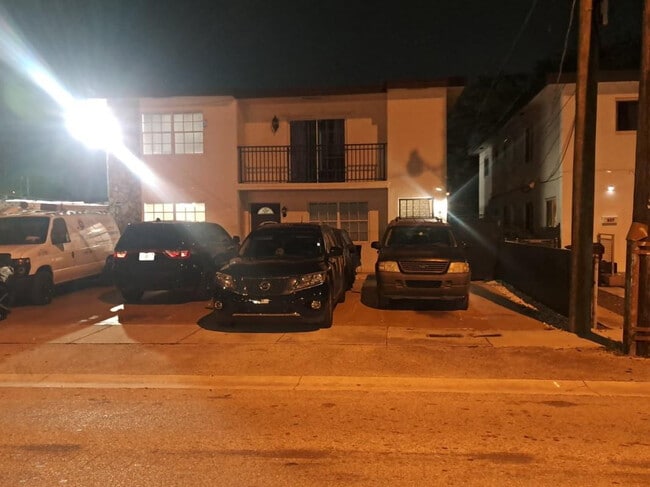 Building Photo - 827 SE 12th St