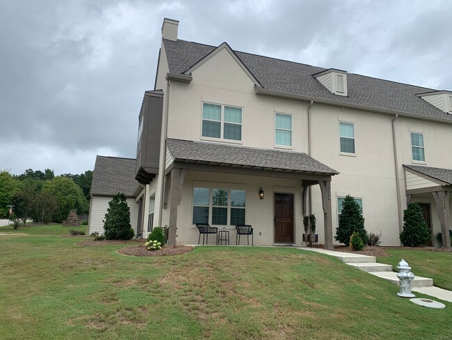 Building Photo - Like New Townhome in Desired Mimms Trail