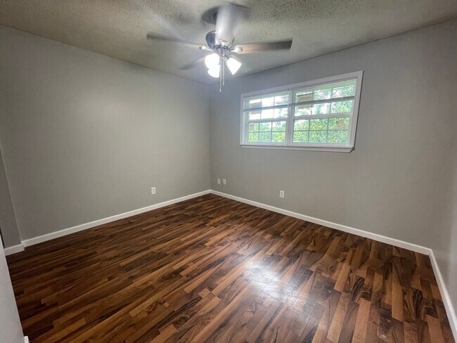 Foto del edificio - 2215 Jonathan Dr NW