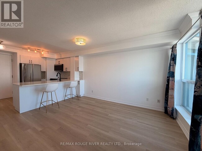 Building Photo - 340 Watson St W