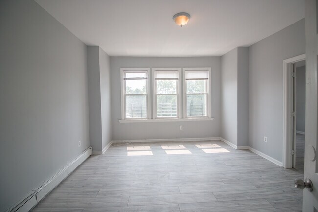 Building Photo - 179 Leslie St