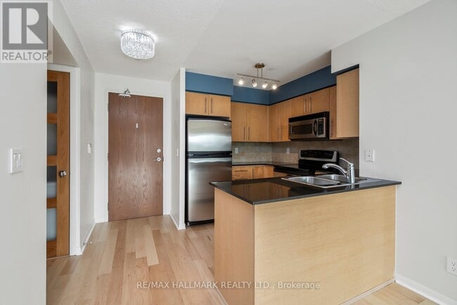 Building Photo - 219 Fort York Blvd