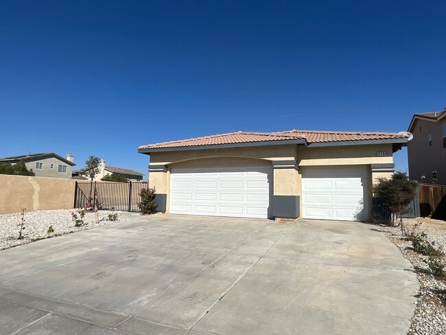 Foto del edificio - 3 bedroom 2 bath home with large yard available in Adelanto!
