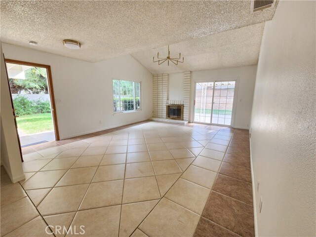 Foto del edificio - 5165 Pearblossom Dr