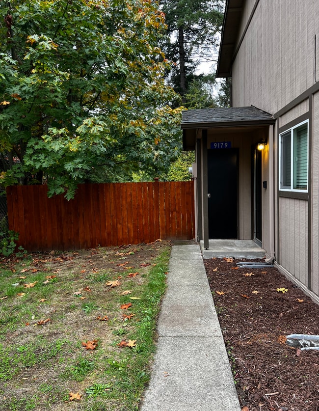 Foto del edificio - 2 Story Duplex Available. HUGE, FENCED YAR...