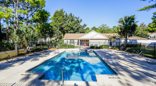 Piscina - Pinewood Pointe Apartments