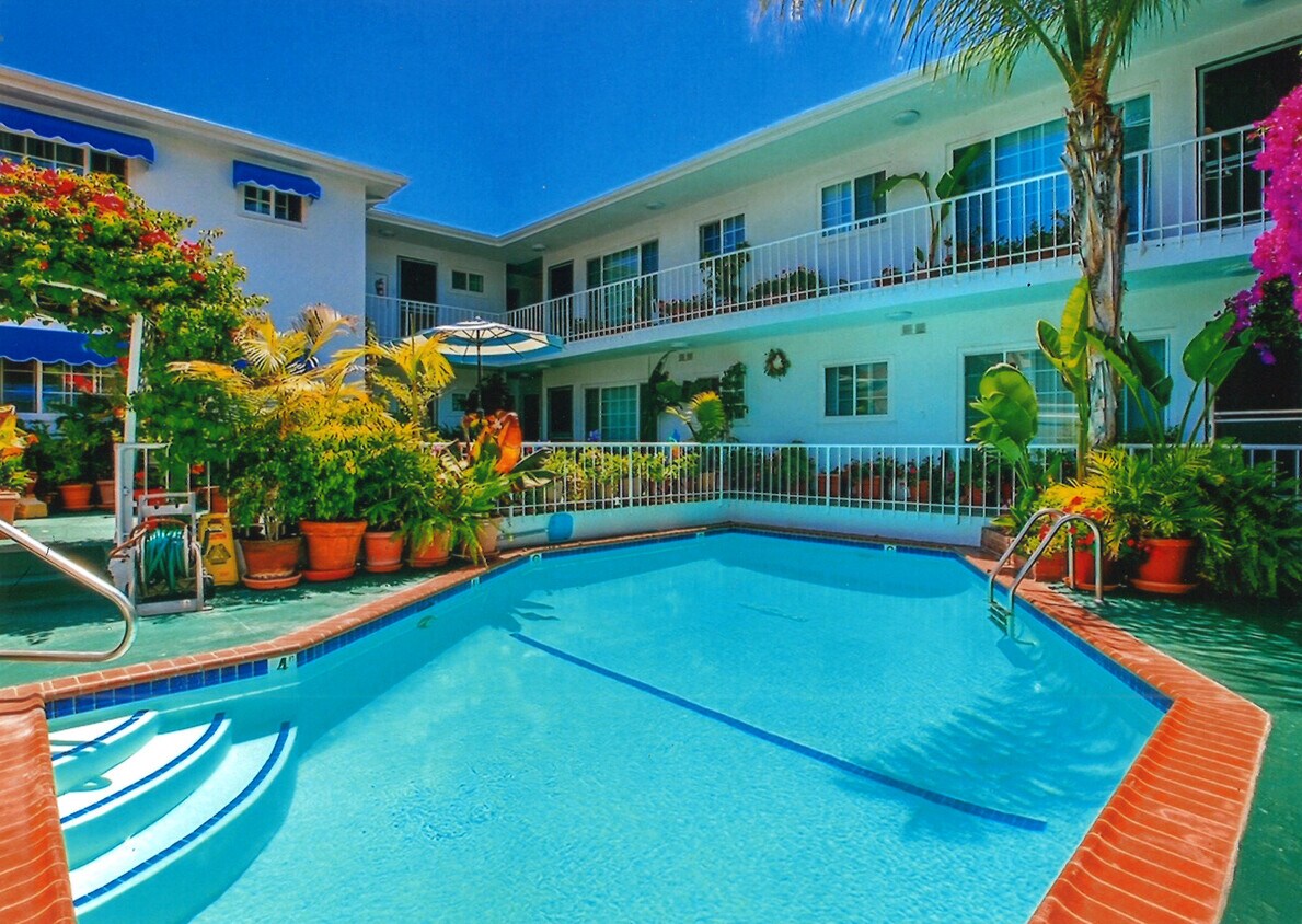 Foto principal - 8576 Holloway Dr