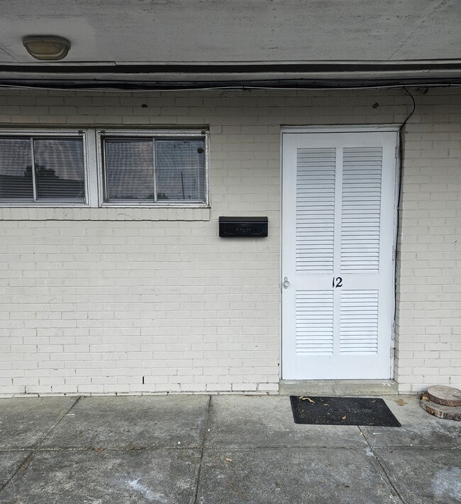 Building Photo - 1804 E Ash St
