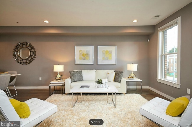 Building Photo - 2 bed/2.5 bath. $3400 with off-street park...